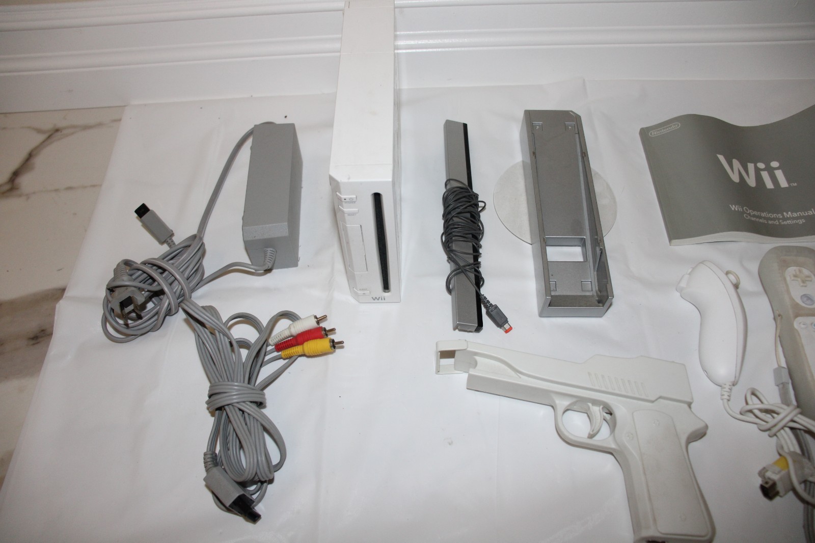Wii Nintendo Console Bundle with 3 remotes, Gun and 4 Wii Games COMPLETED YSTEM
