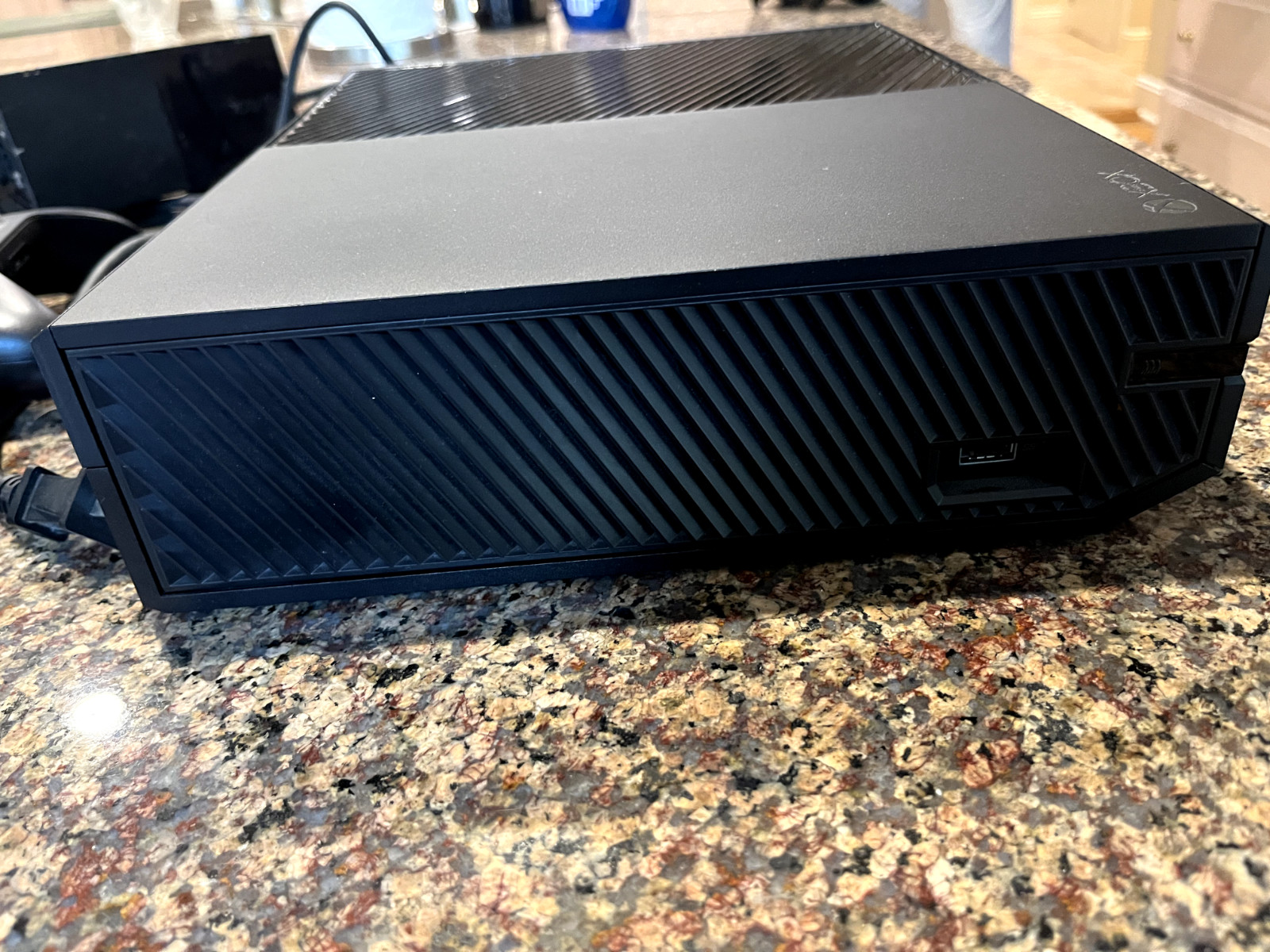 Microsoft Xbox One 500GB Console Bundle (excellent condition)