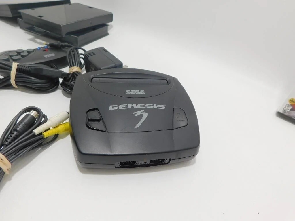 SEGA GENESIS Core System 3 VIDEO GAME CONSOLE BUNDLE with Games and Box