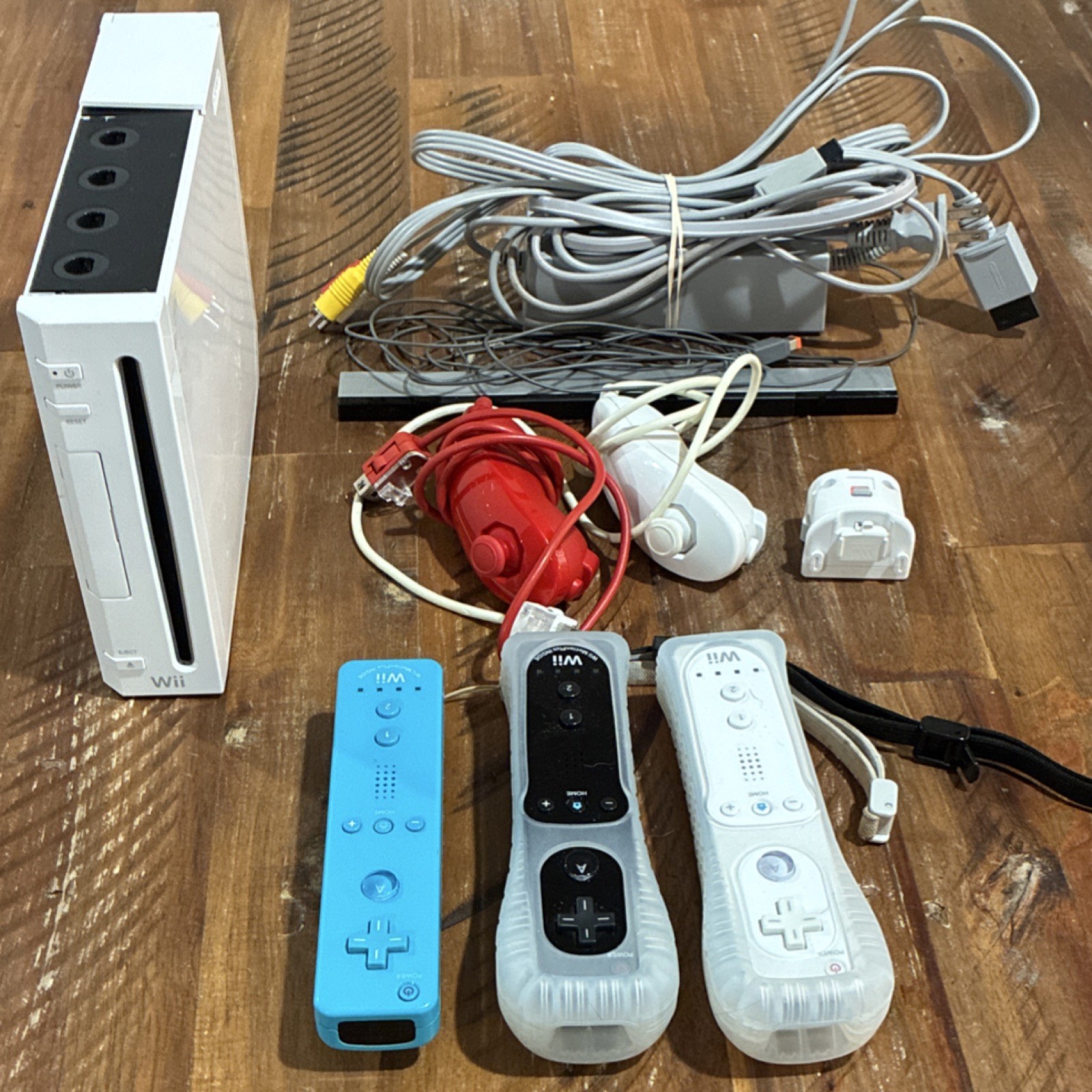 Nintendo Wii RVL-001 White Console Bundle 3 Remotes – 2 Nunchuks – Sensor Bar