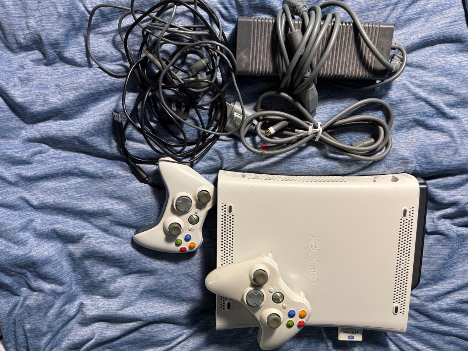 Xbox 360 Arcade Edition Console Bundle with 256MB Memory & Dual Wired Controller