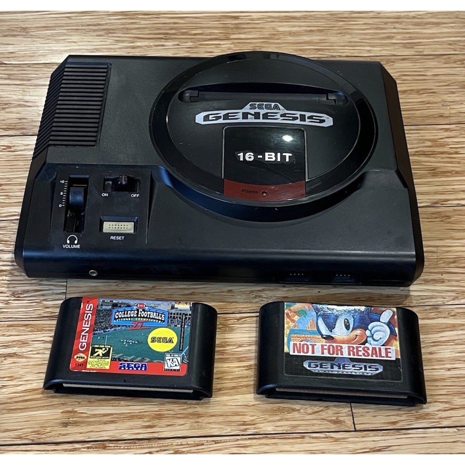Sega Genesis 16-BIT Model 1601 + 2 Games Sonic Football II untested No Cords
