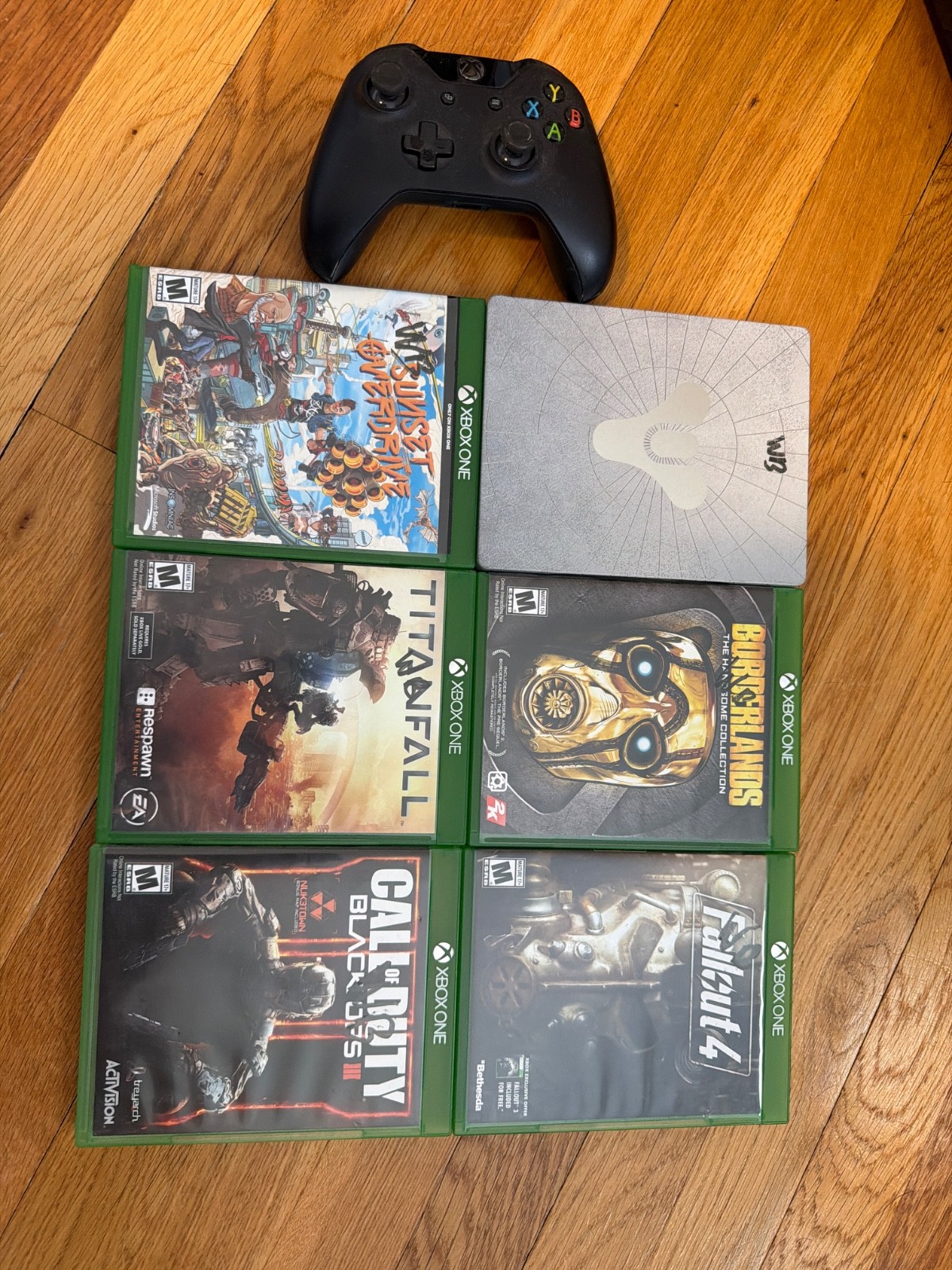 Microsoft Xbox One 500GB Console – Black with games and controller