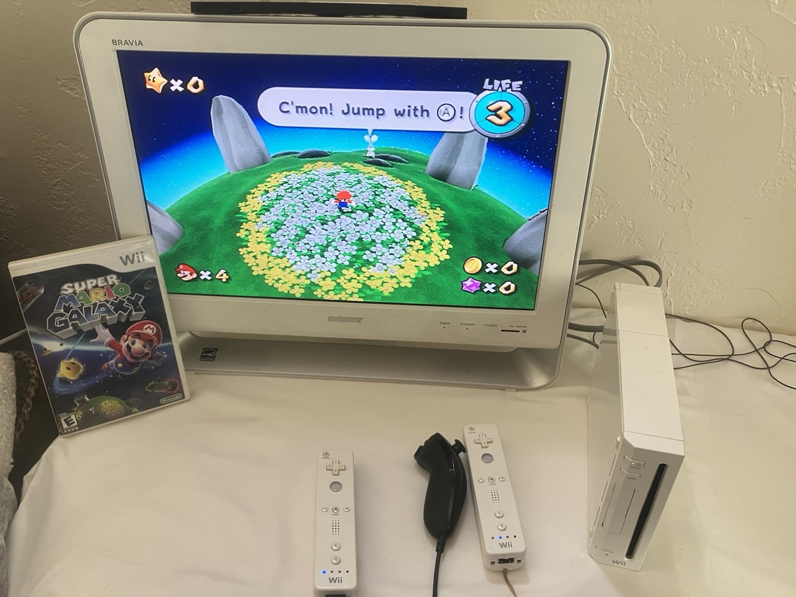 Nintendo Wii RVL-001 Bundle W/ Super Mario Galaxy 3 Games 2 Remotes & Nunchuck!
