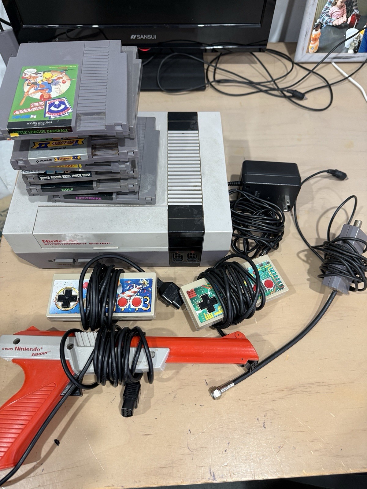 Nintendo NES Action Set Console – All Cables 2 Controllers- Zapper & Games