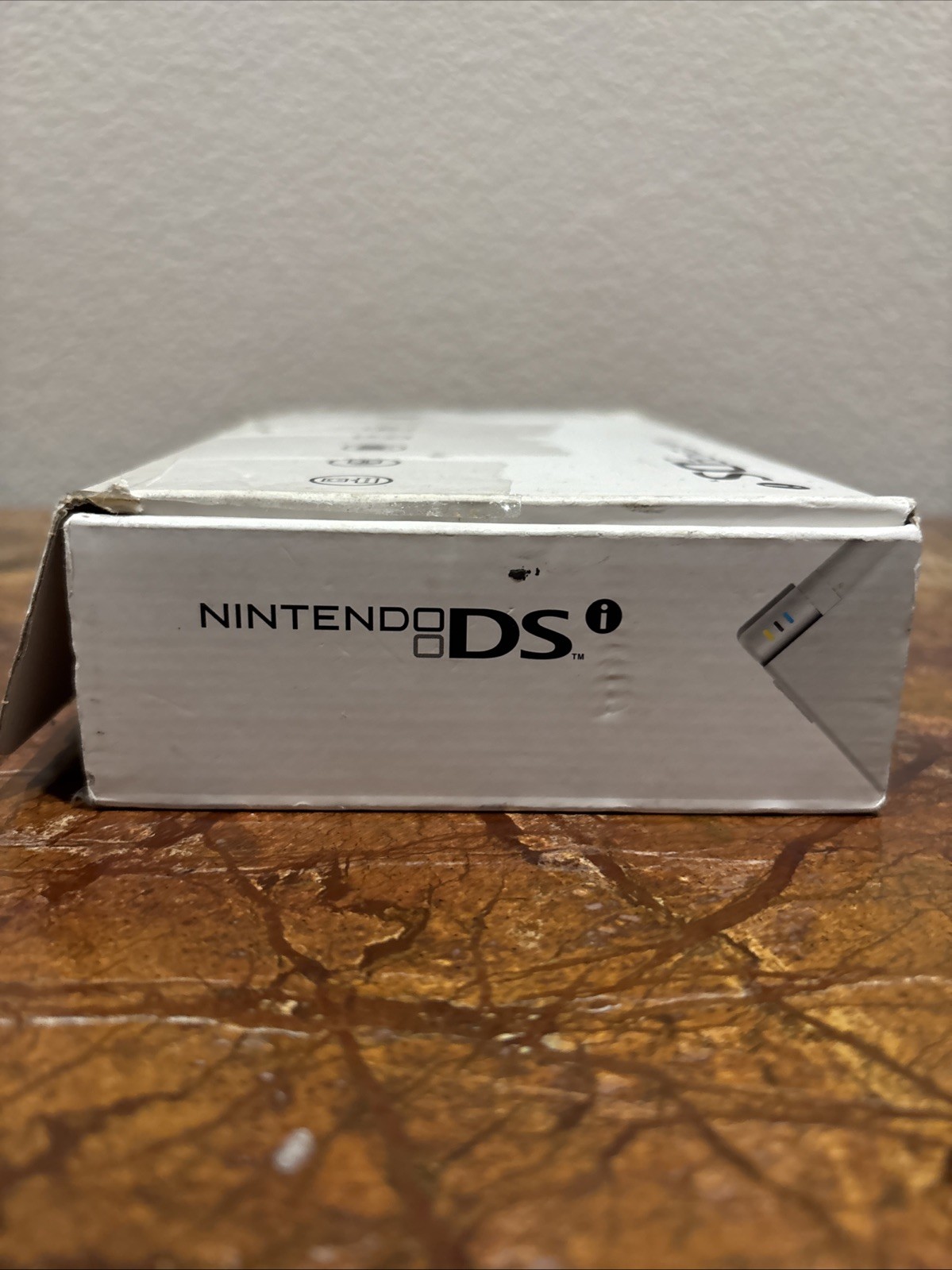 Nintendo DSI WHITE CONSOLE IN BOX WITH CHARGER, STYLUS, And 1 GAME NO SD CARD