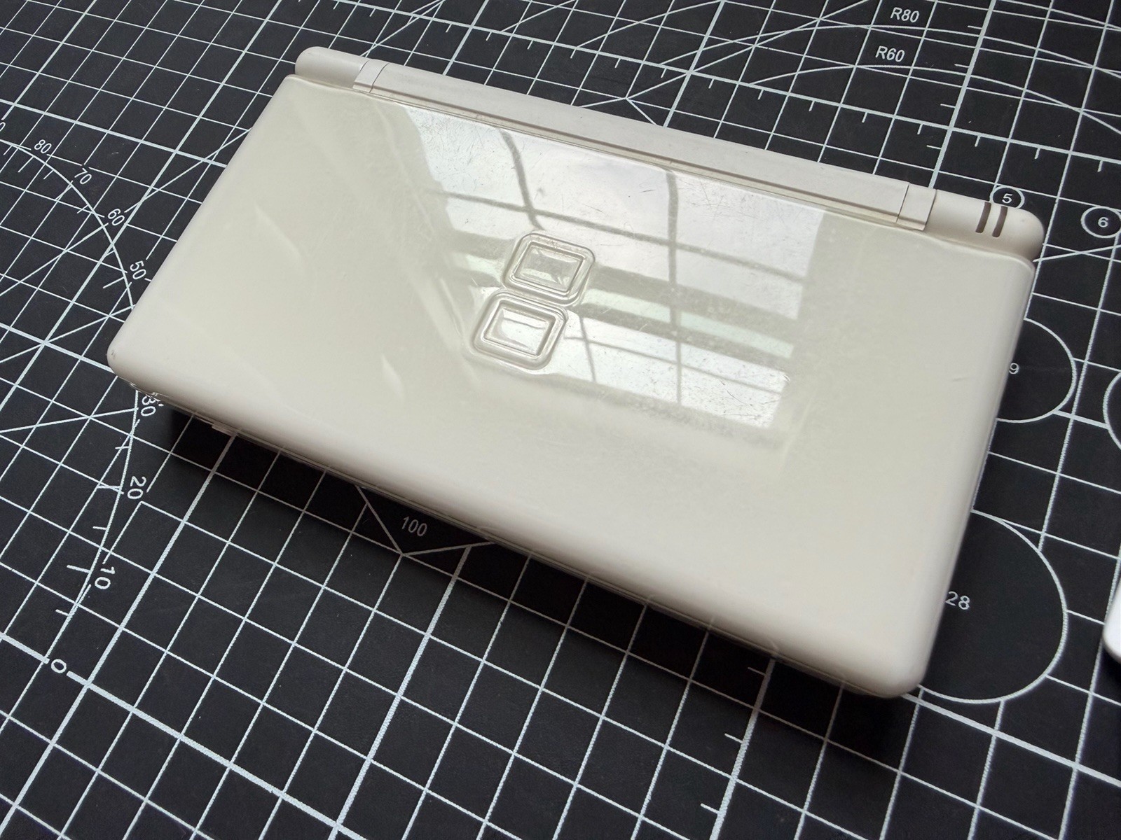 Nintendo DS Lite Used OEM White W/ R4 & 2GB SD – 100% Tested Region Free