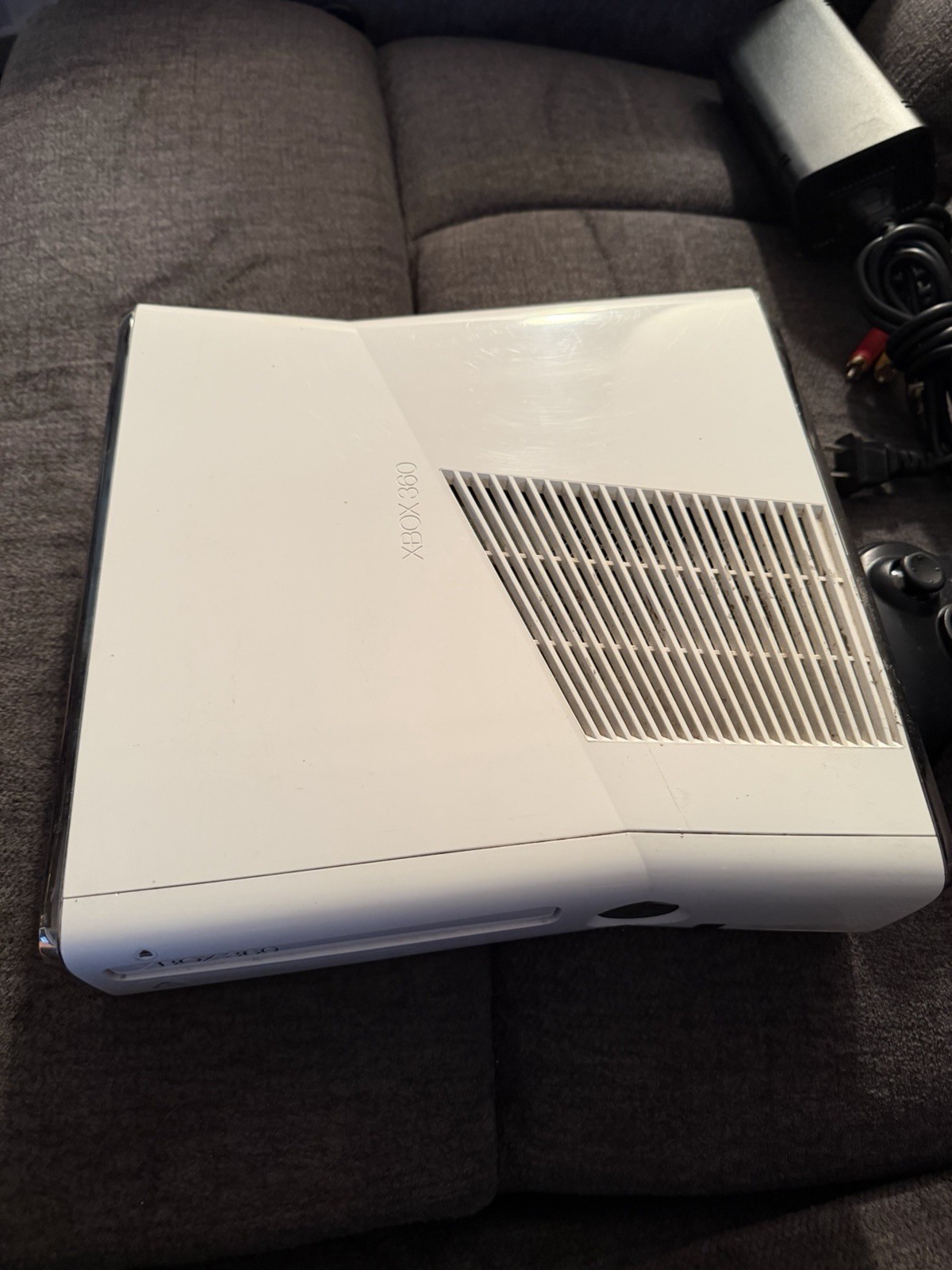 Microsoft Xbox 360 S 1439 500GB Console White W/ Games
