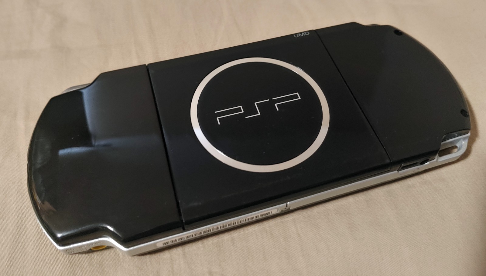 PSP-3001 Piano Black (works, no battery) + 1 GB Memory Stick Pro Duo (x2)