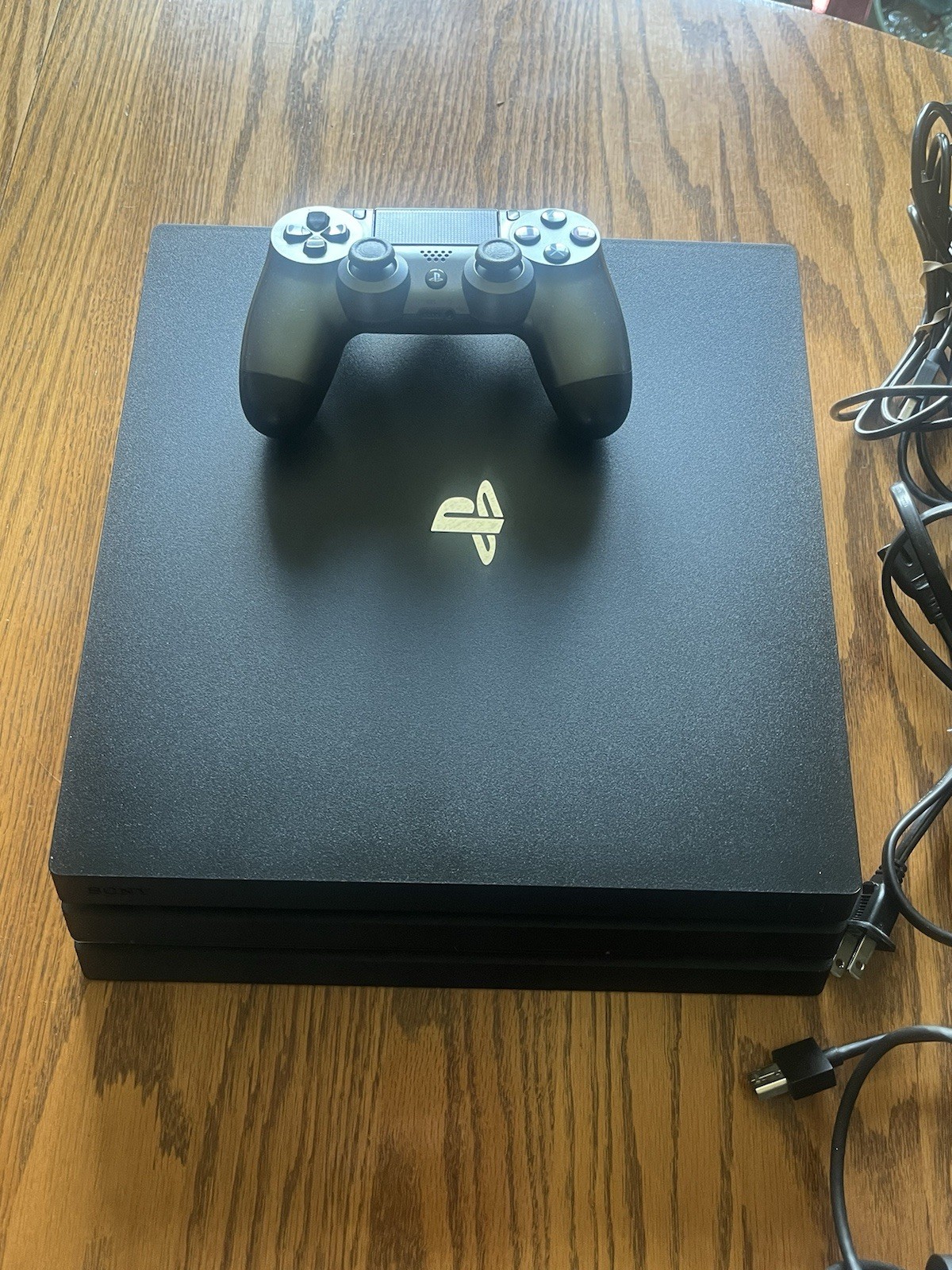 playstation 4 pro cuh-7215b 1TB Bundle Great Condition !