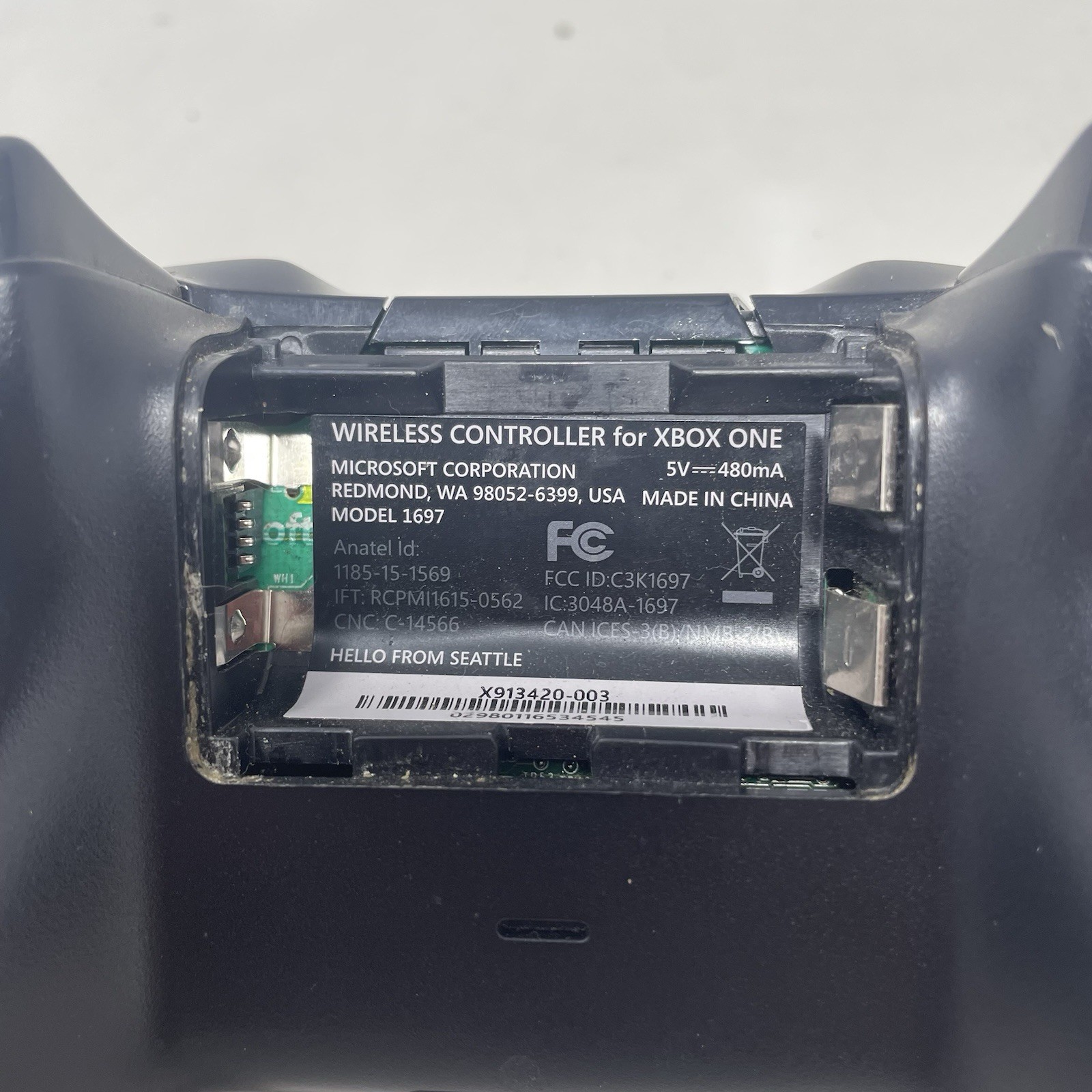 NO POWER – Xbox One S 500GB Model 1681 – FOR PARTS OR REPAIR With Controller