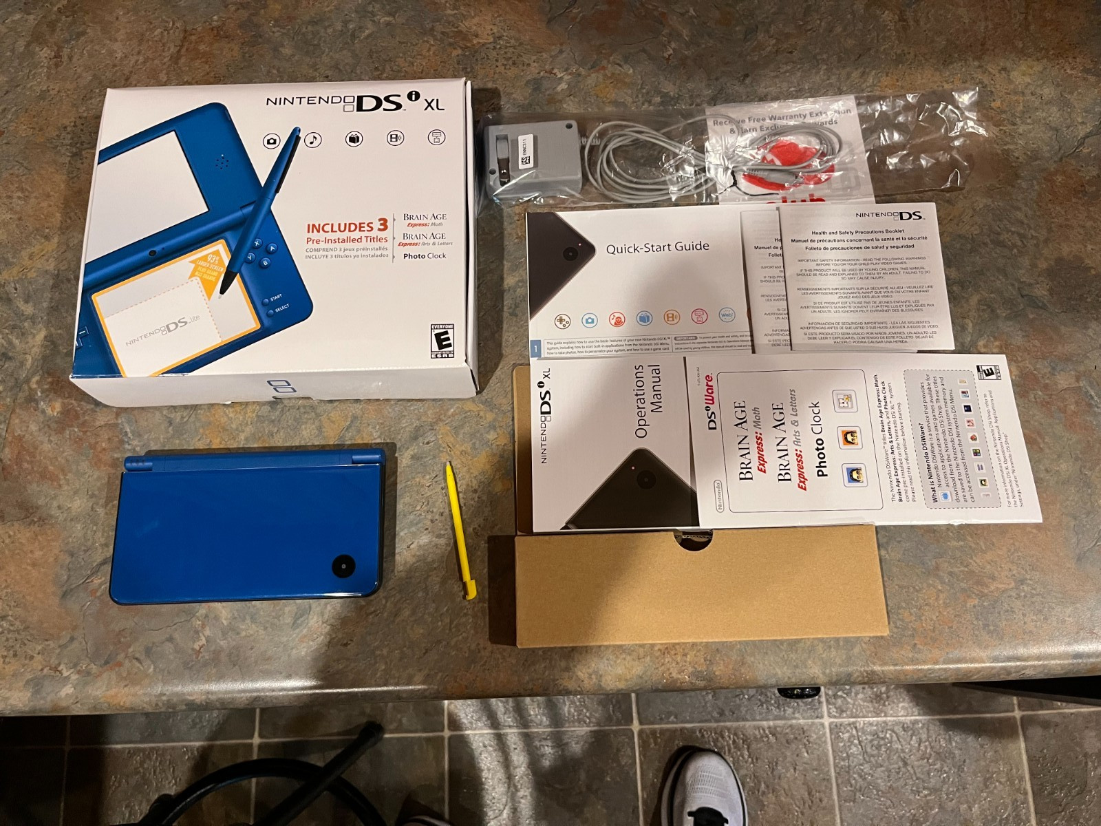 Nintendo DSi XL Midnight Blue Complete In Box With case and extra game