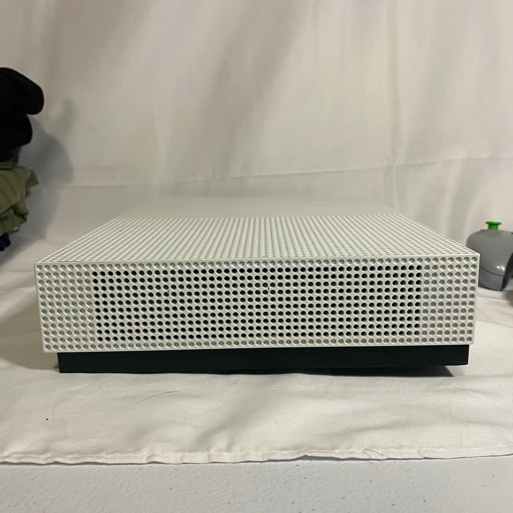 Xbox One S White Bundle 750 GB – 2 Controllers 3 Games