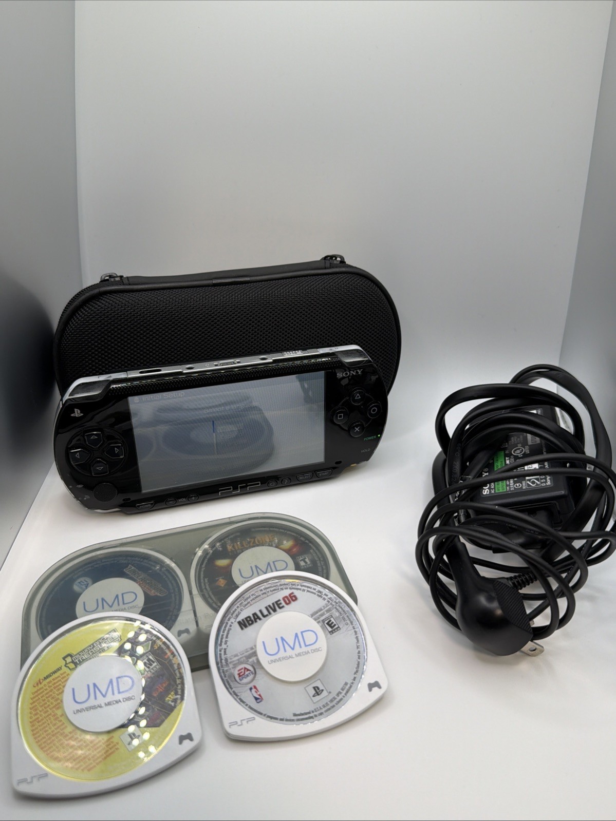 SONY PSP 1001 BLACK BUNDLE *TESTED* 2 OF THE 1GB STICK, 6 GAMES, + CARRY CASE