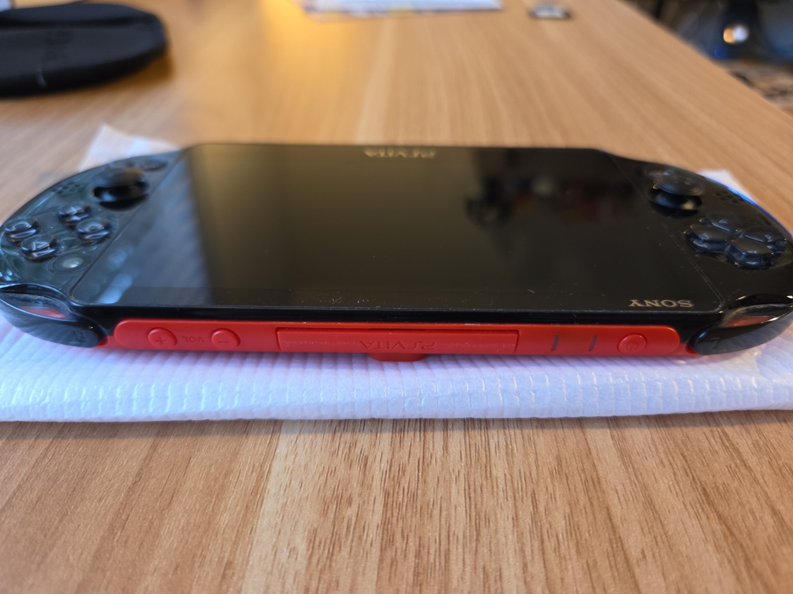 Sony PS Vita PCH-2000 Red Black Slim Console Super Value Pack