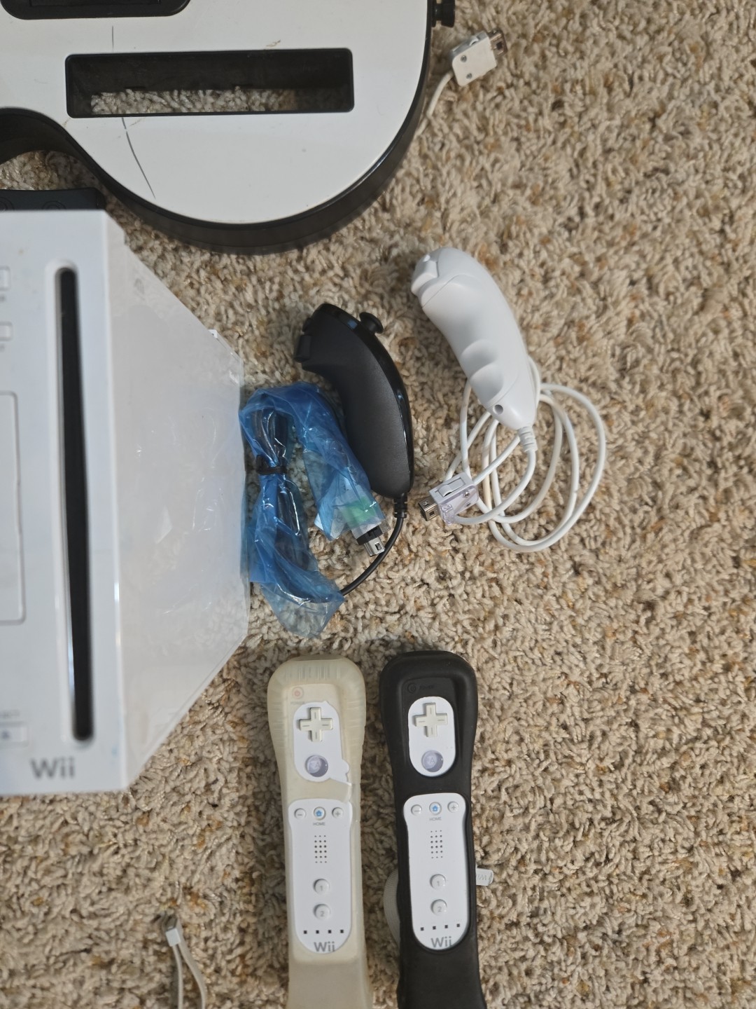 Nintendo Wii Guitar Hero 3 Bundle W Console, 2 Controllers & Remotes Tested Lot