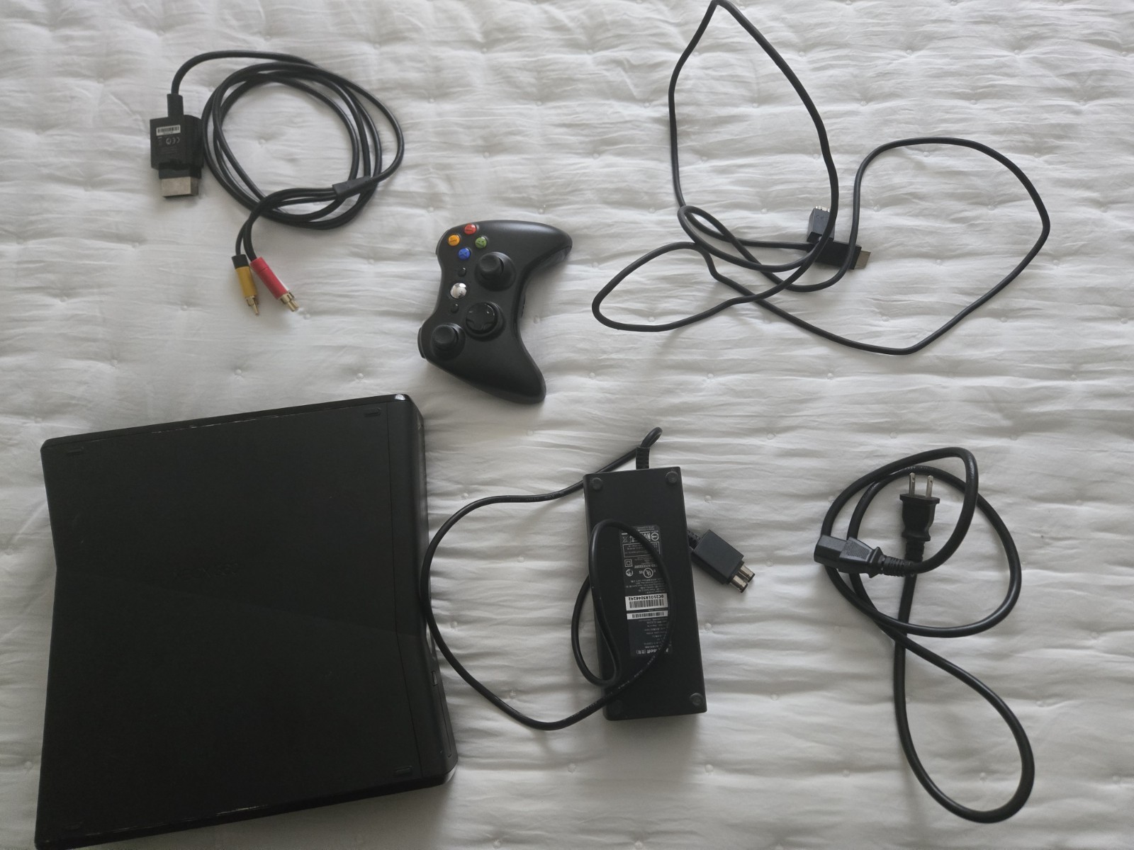 Microsoft Xbox 360 S 4GB Shiny Black Console with Controller and Power Cords