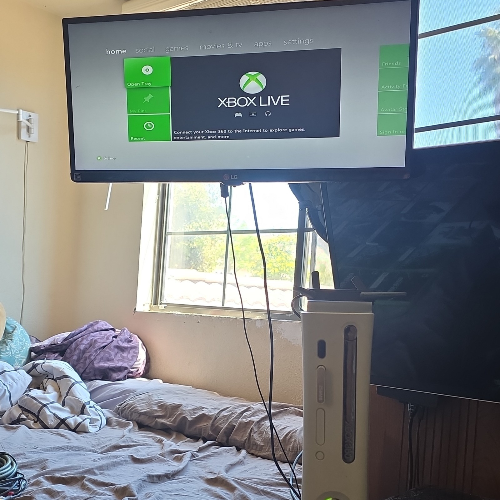 X Box 360,6 Controllers 21 Games Kinect, Wireless Adaptor, 256 mb Memory Card.