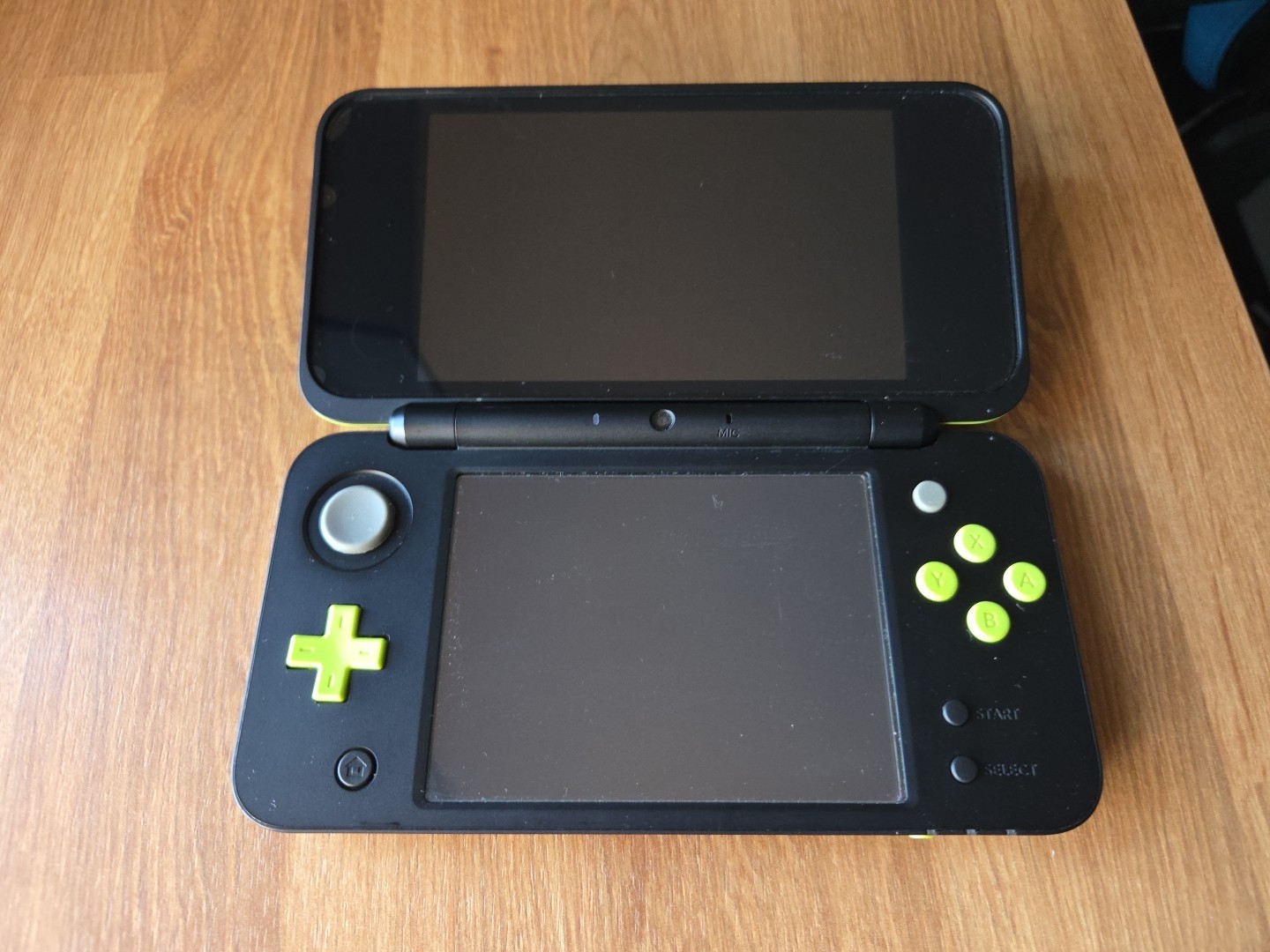Nintendo «New» 2DS XL LL Console Black Lime + Charger Japan Region Locked