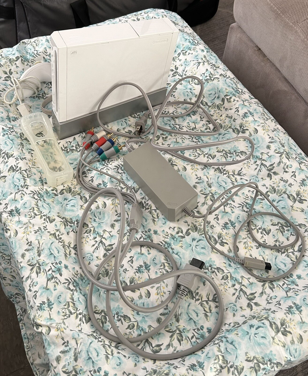 Nintendo Wii RVL-001 512 MB (USA) Home Console – White Bundle