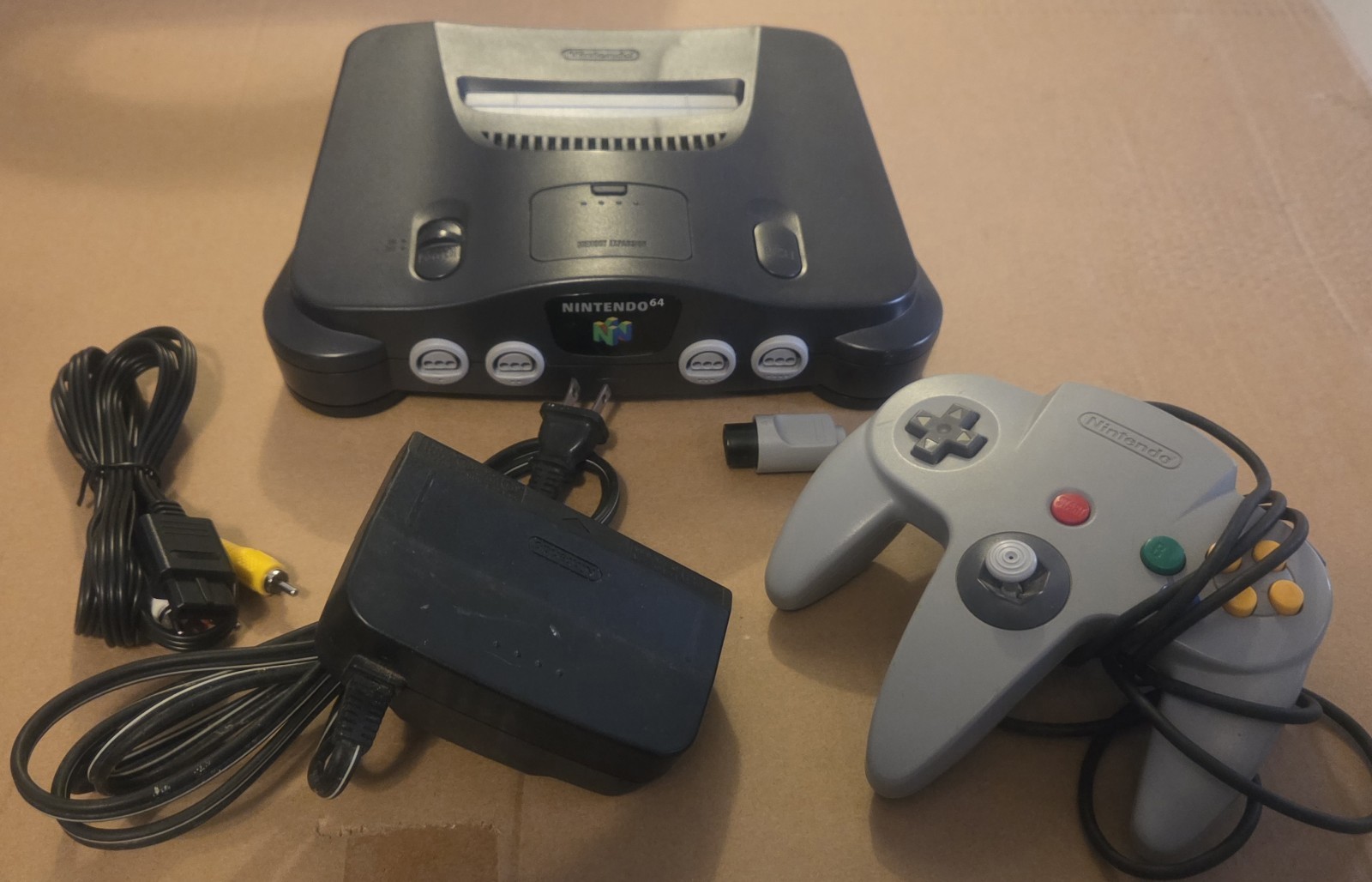 Nintendo 64 NUS-001(USA) Gray/Black NTSC-U/C Console with Controller, Cables