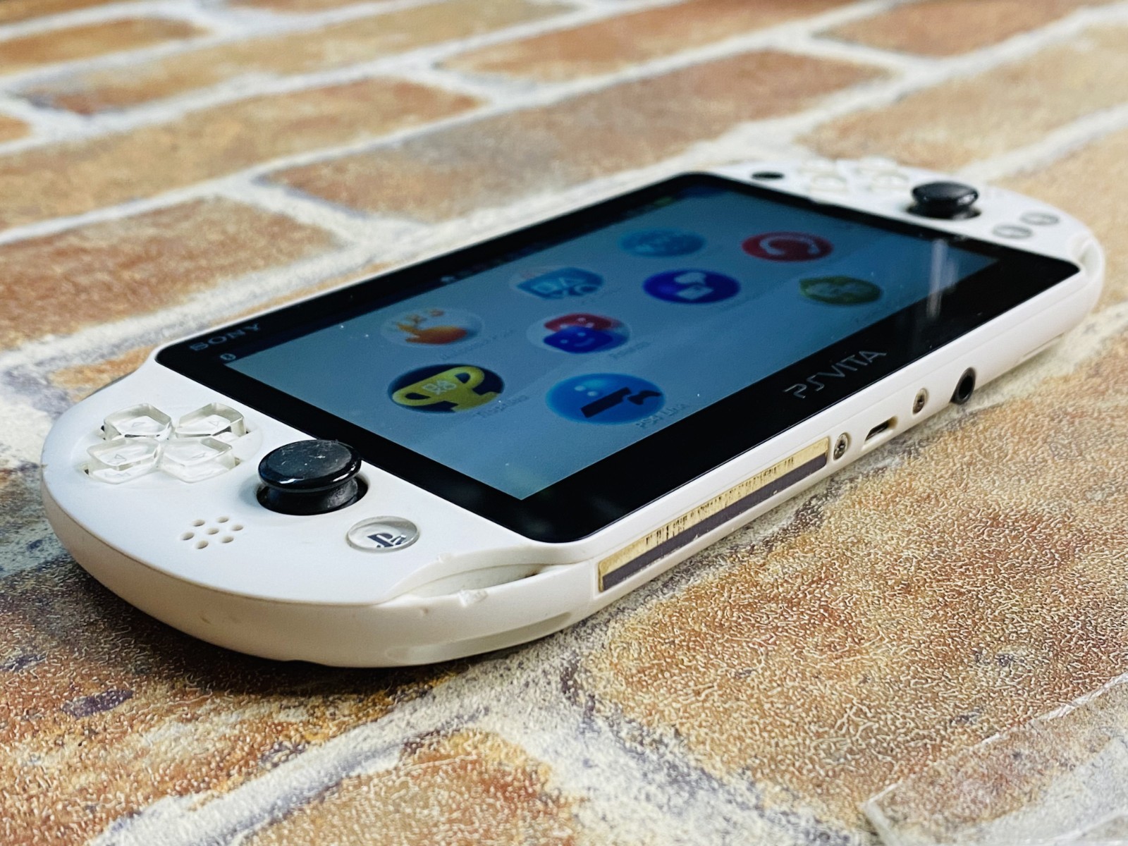 PS Vita Glacier White PCH-2000 SONY PlayStation Japan 8GB Charger 2 Games DDP