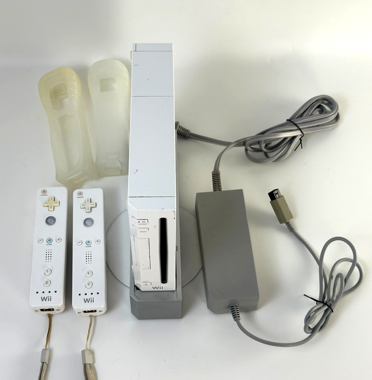 Nintendo RVL 001 Wii Console Bundle White 2 Controllers Dock Power Supply