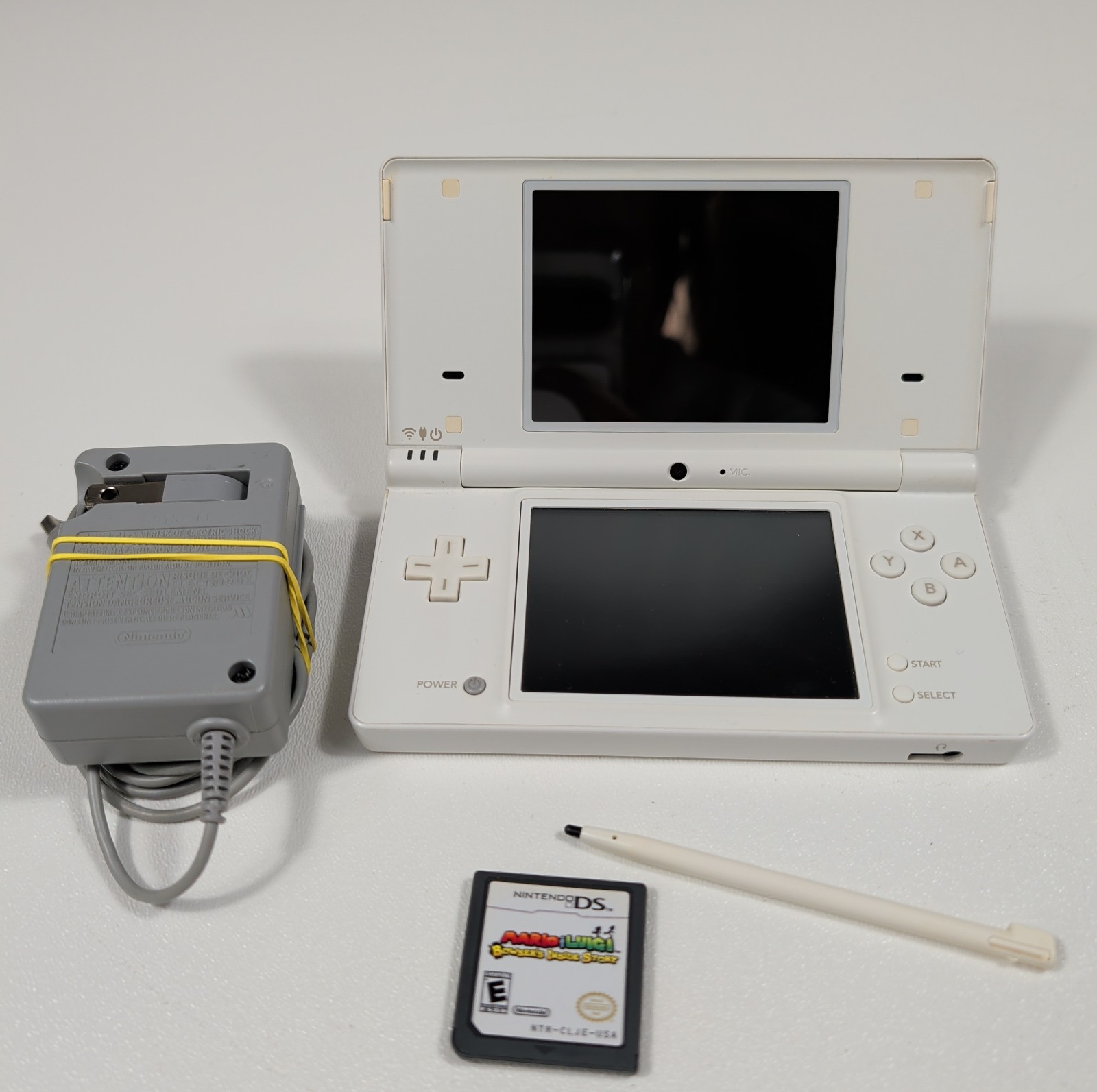 Nintendo DSi White Preloaded Library (8 games) Cartridge Game (1) Charger Stylus