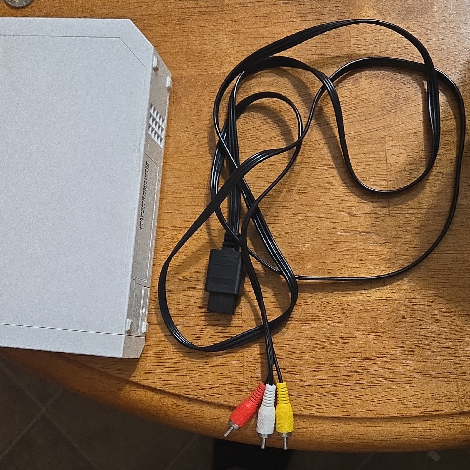 Nintendo Wii RVL-001 White NTSC 512MB 480p Wi-Fi w/ Remote & AV RCA Cable