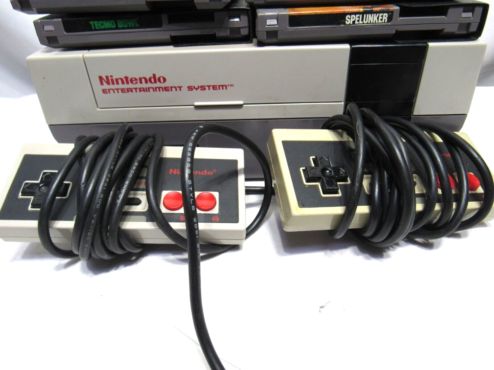 Nintendo NES Action Set Home Console – White/Gray 2 CONTROLLERS, GUN, 4 GAMES