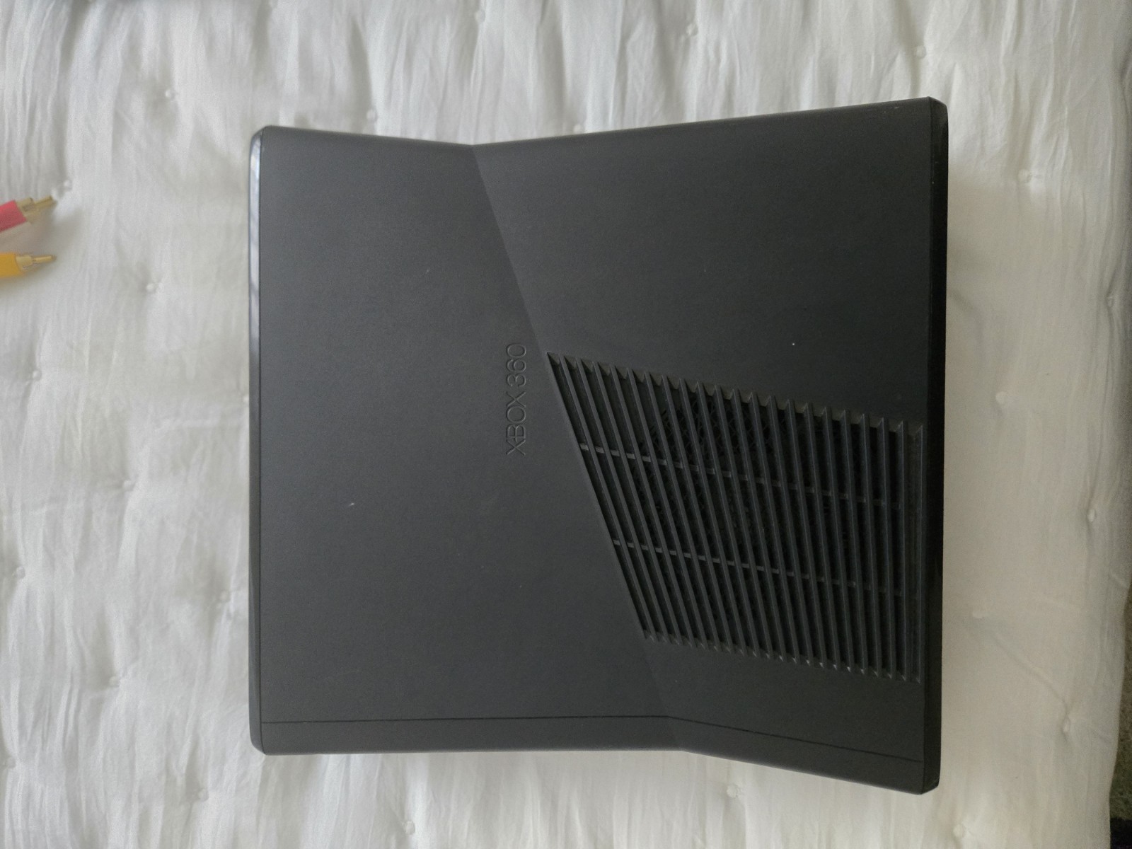 Microsoft Xbox 360 S 4GB Shiny Black Console with Controller and Power Cords