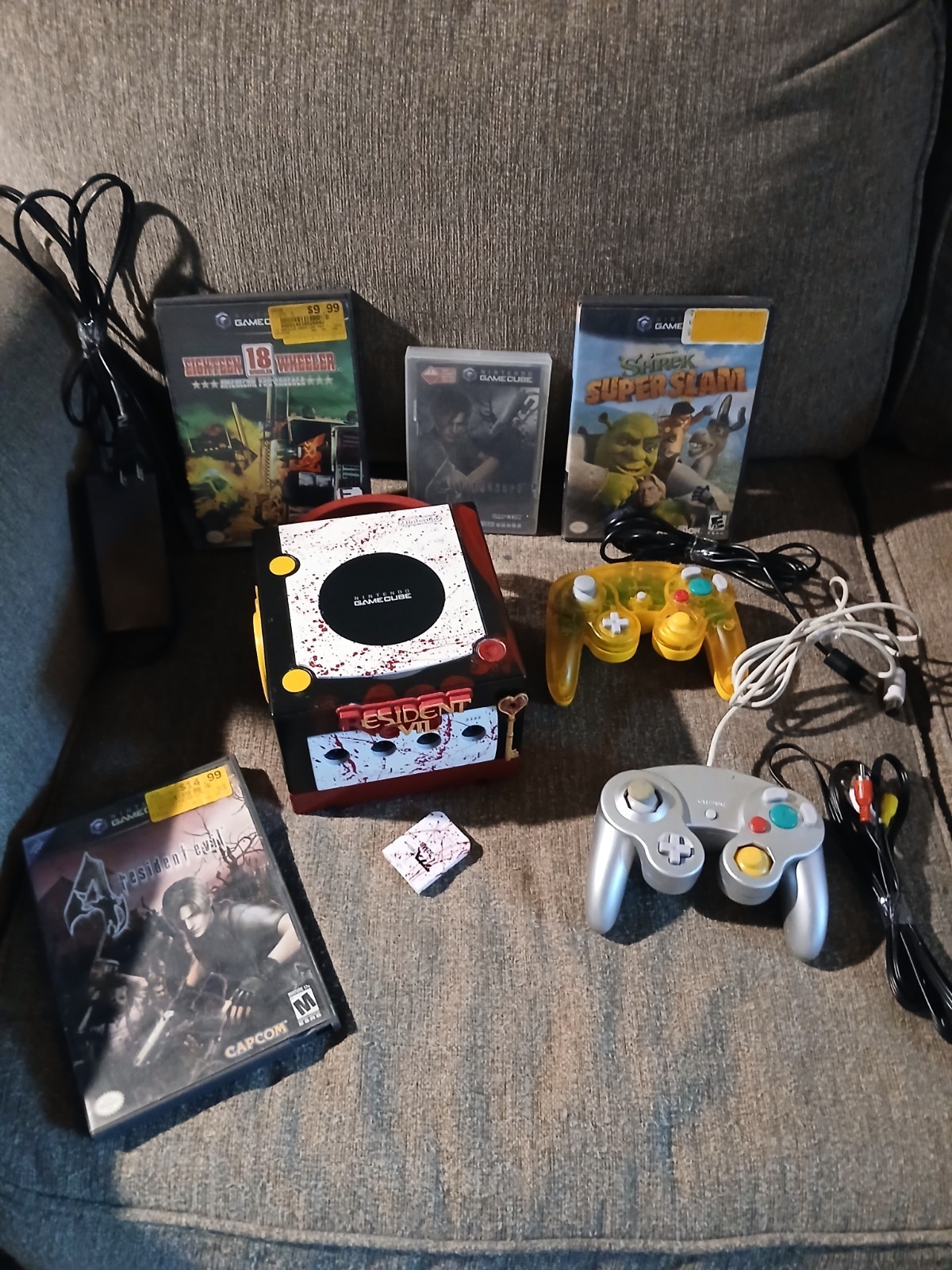 Custom Resident Evil Gamecube. 4 Games, 2 Controllers, Memory Card. See Pictures