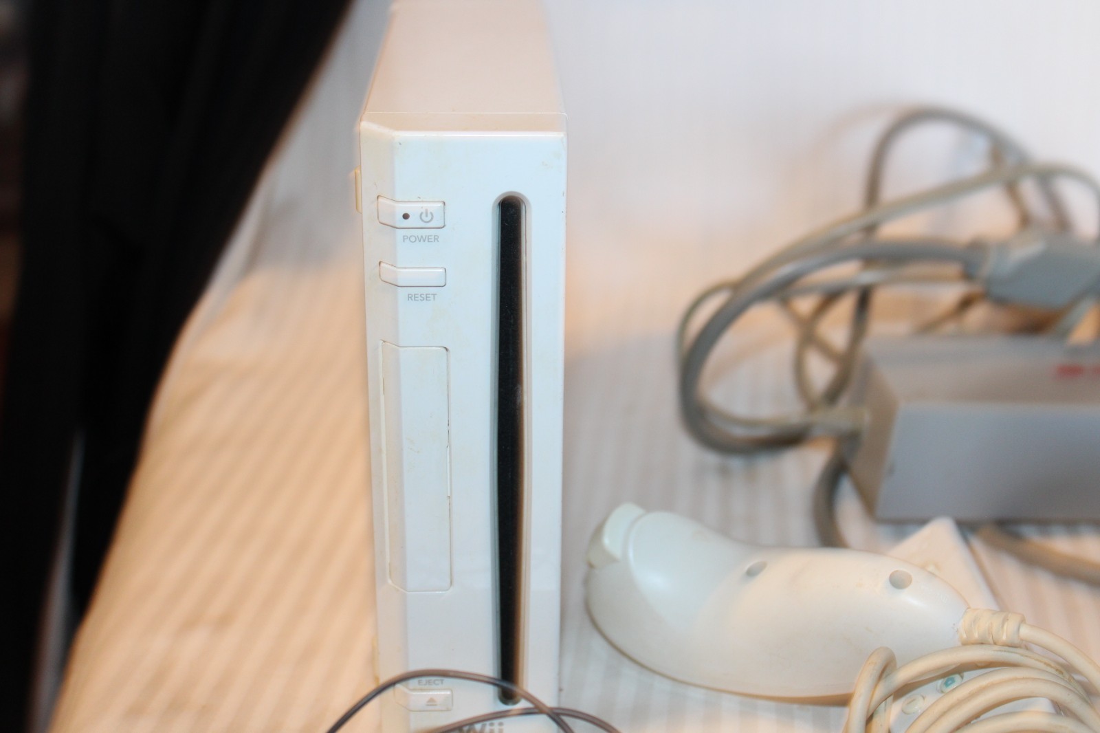 EXCELLENT Condition Nintendo Wii Console, 3 Wii Remotes, 3 Nunchunks & Cables
