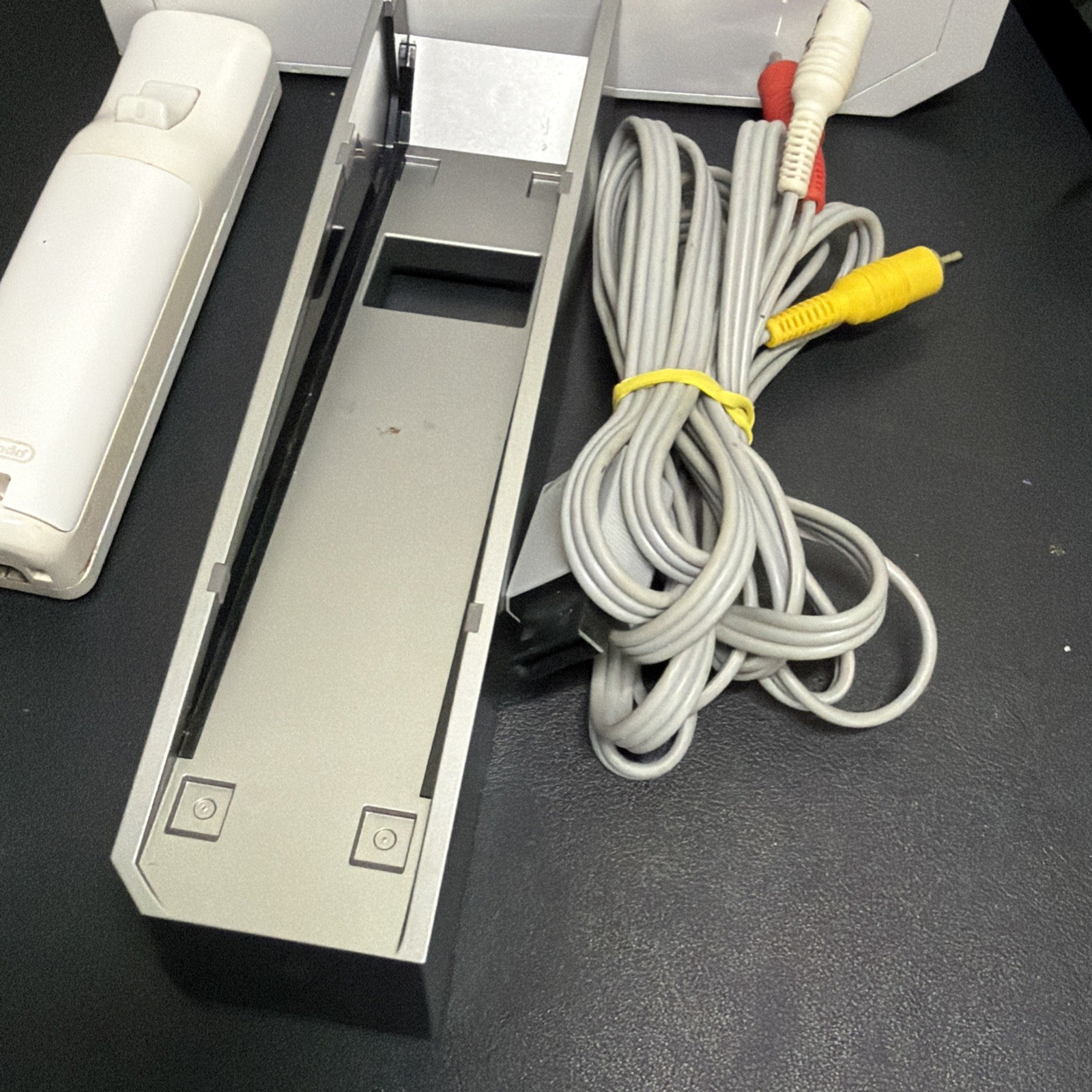 Nintendo Wii RVL-001 Gamecube Console-White w/ Wii Mote and Sensor Bar