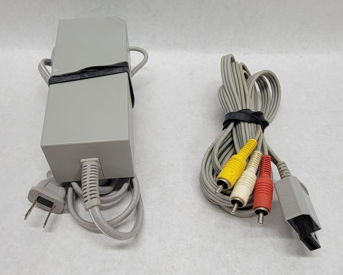 Nintendo Wii Bundle w/ Cords, Controllers & 4 Games (Play, Smurfs, 4×4, Titanic)