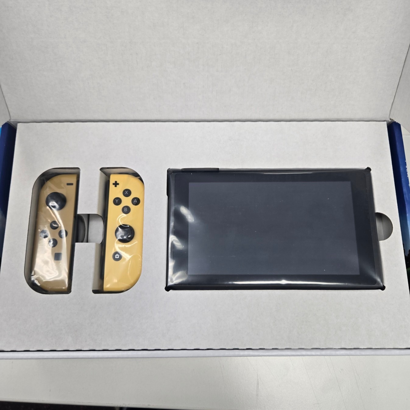 Nintendo Switch Console Let’s Go Pikachu! + Poke Ball Plus Edition