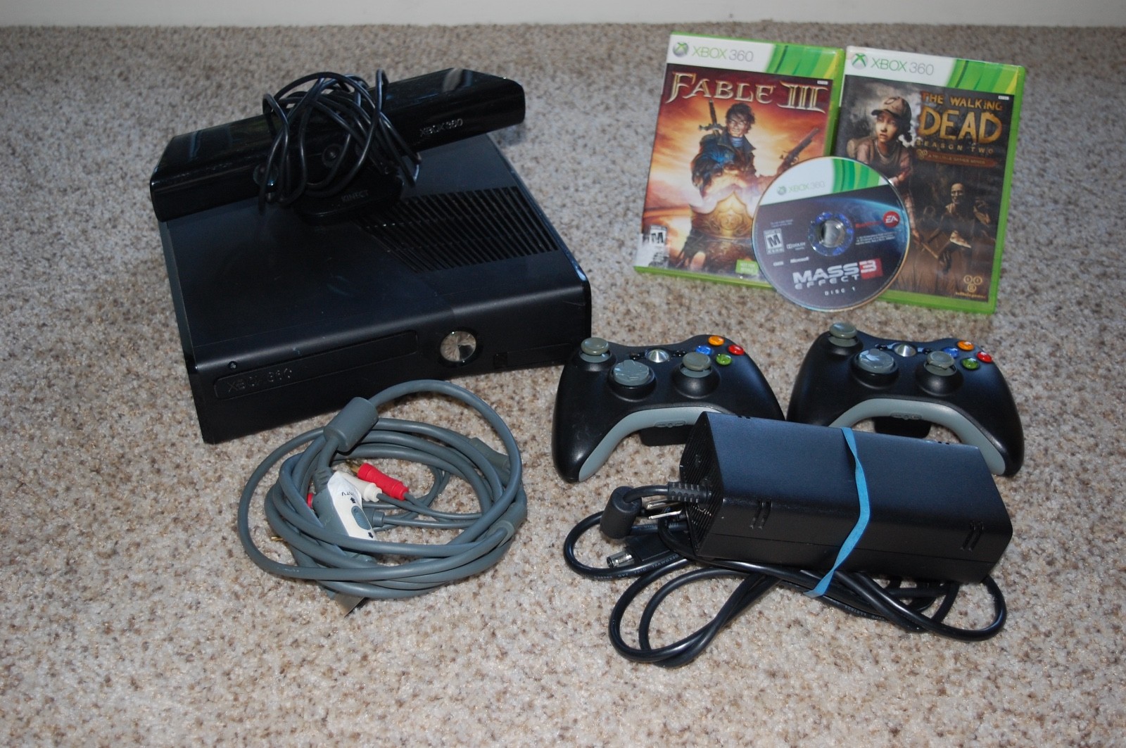 Xbox 360 S 4GB Console Bundle w/Kinect & 2 Controllers & 4 Games Tested
