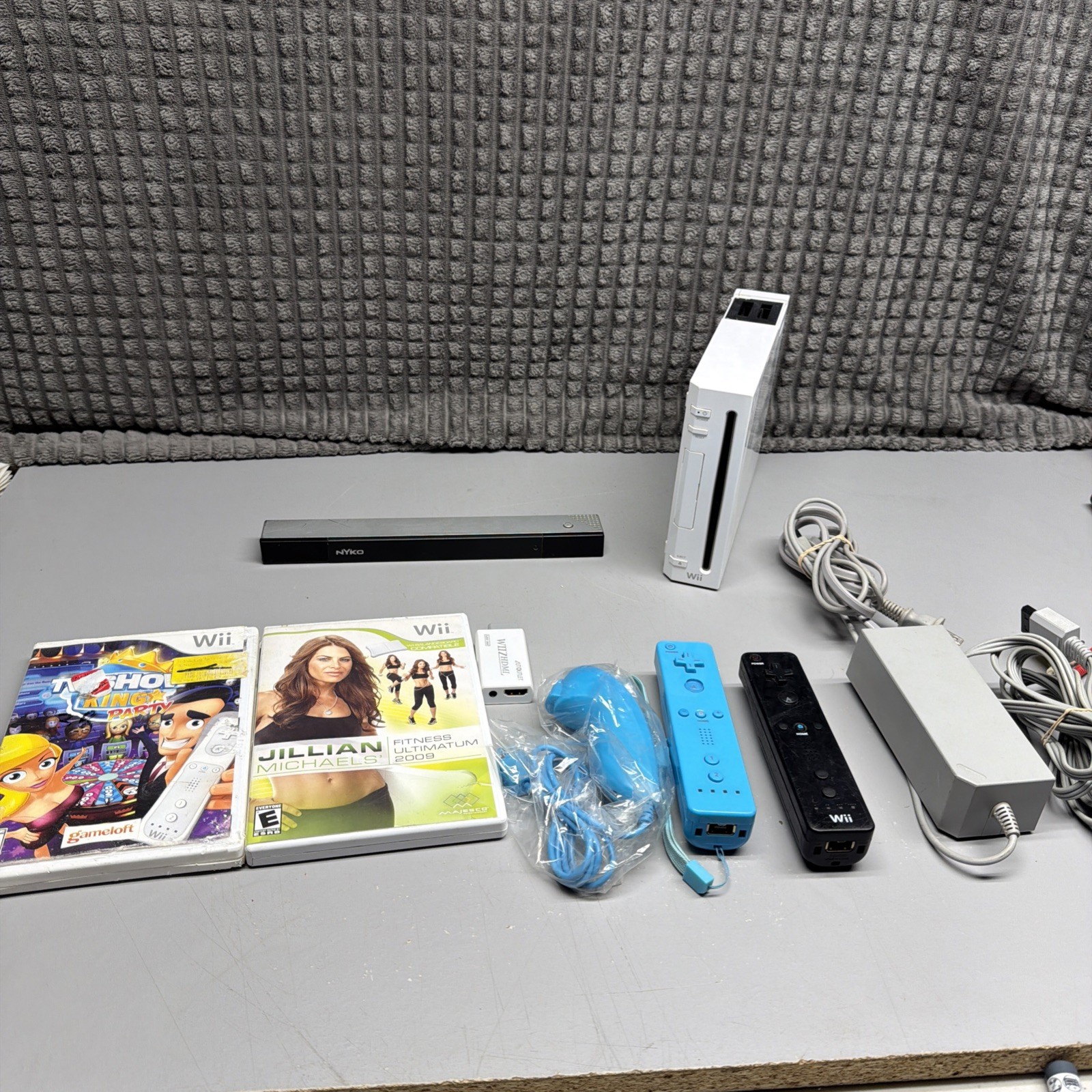 Nintendo Wii Game Console RVL-001 Bundle, White , 2 Controllers 2 Games HDMI Adp