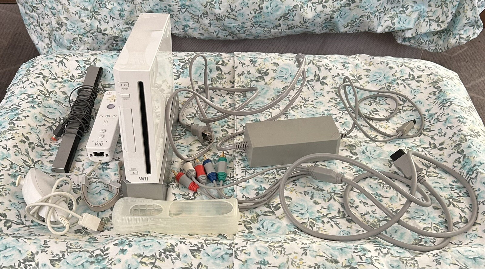 Nintendo Wii RVL-001 512 MB (USA) Home Console – White Bundle