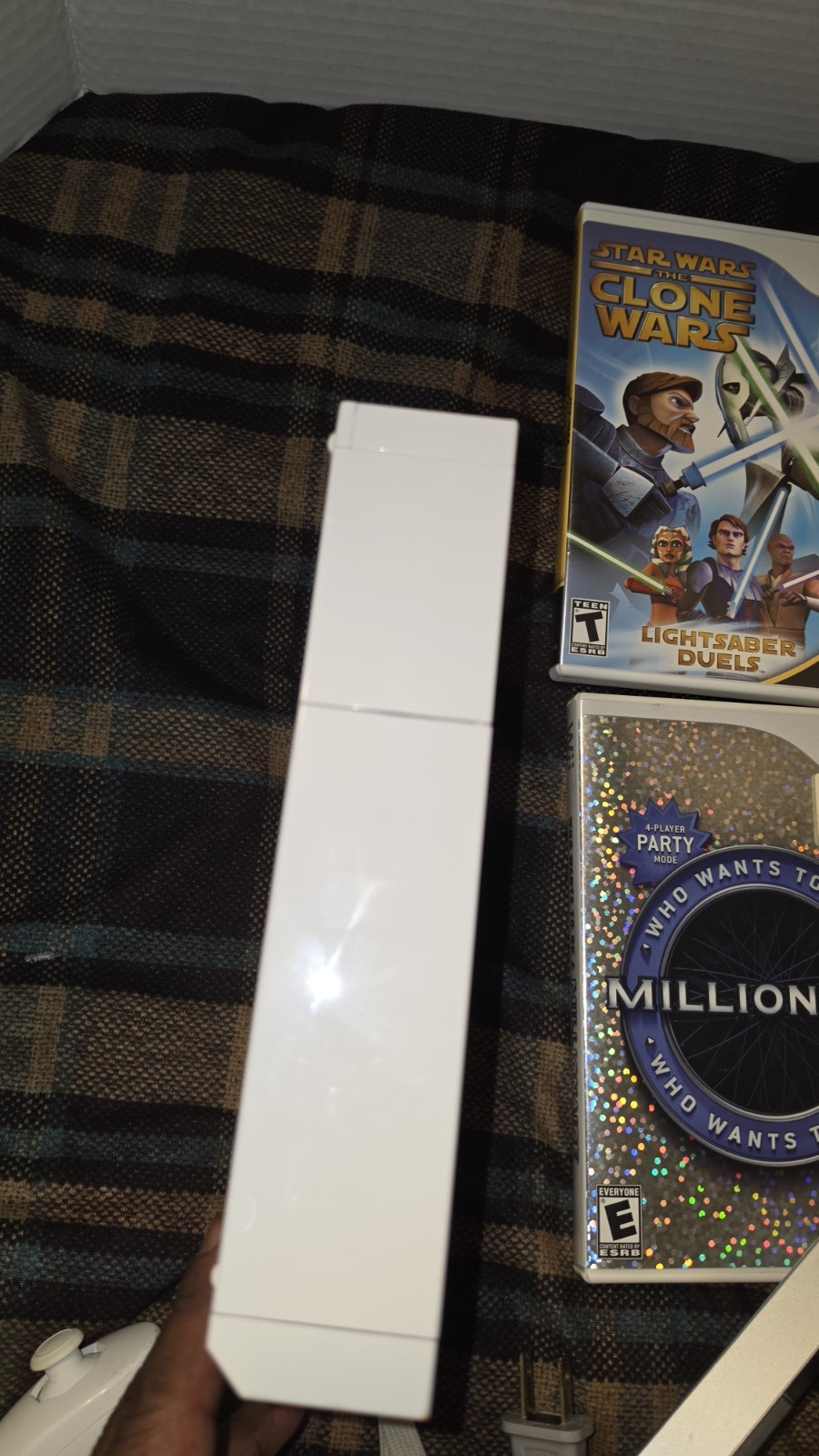 Nintendo Wii RVL-001 512 MB Home Console – White Bundle with 4 Games