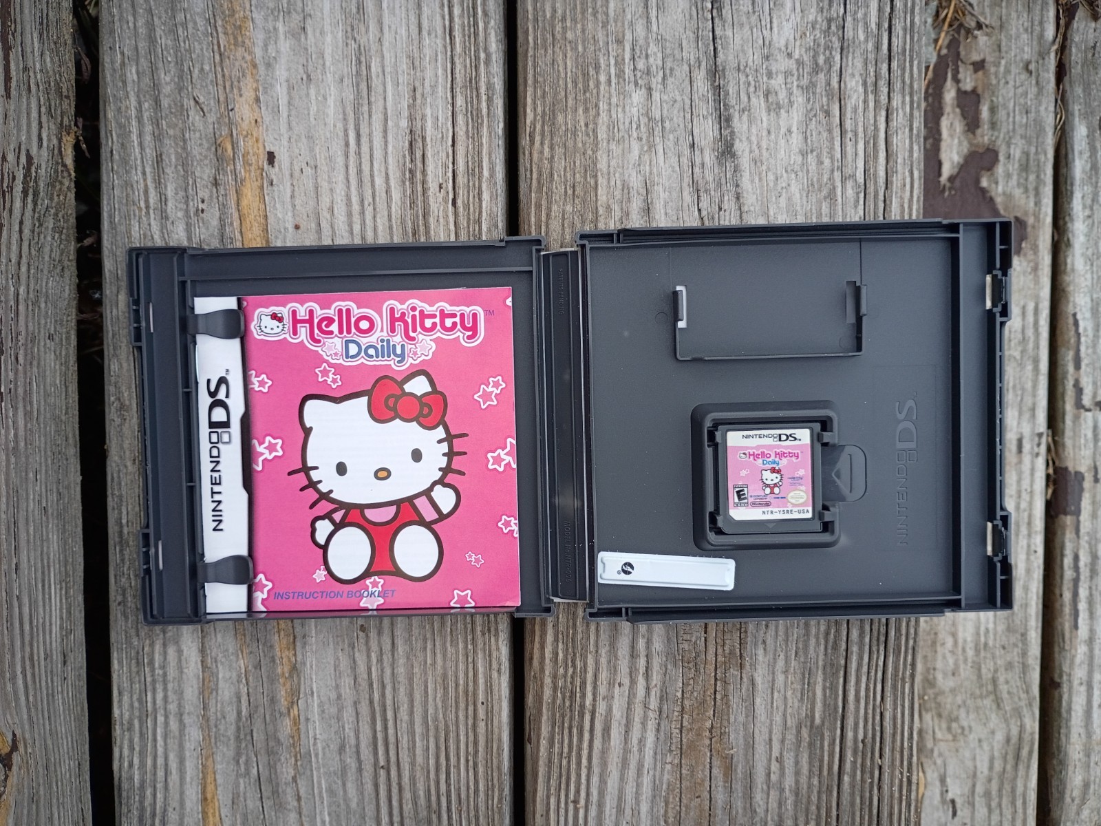 Used Nintendo DS-Hello Kitty carrying Bag,& Game Complete