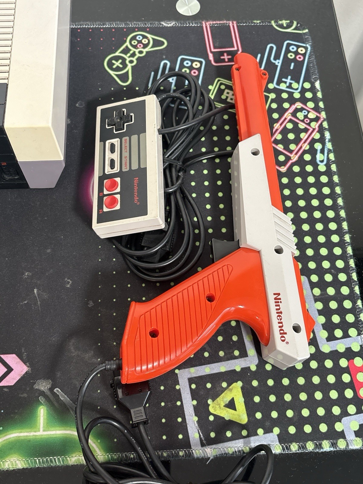 Nintendo Original NES-001 Entertainment System NES Console Zapper 2 Games