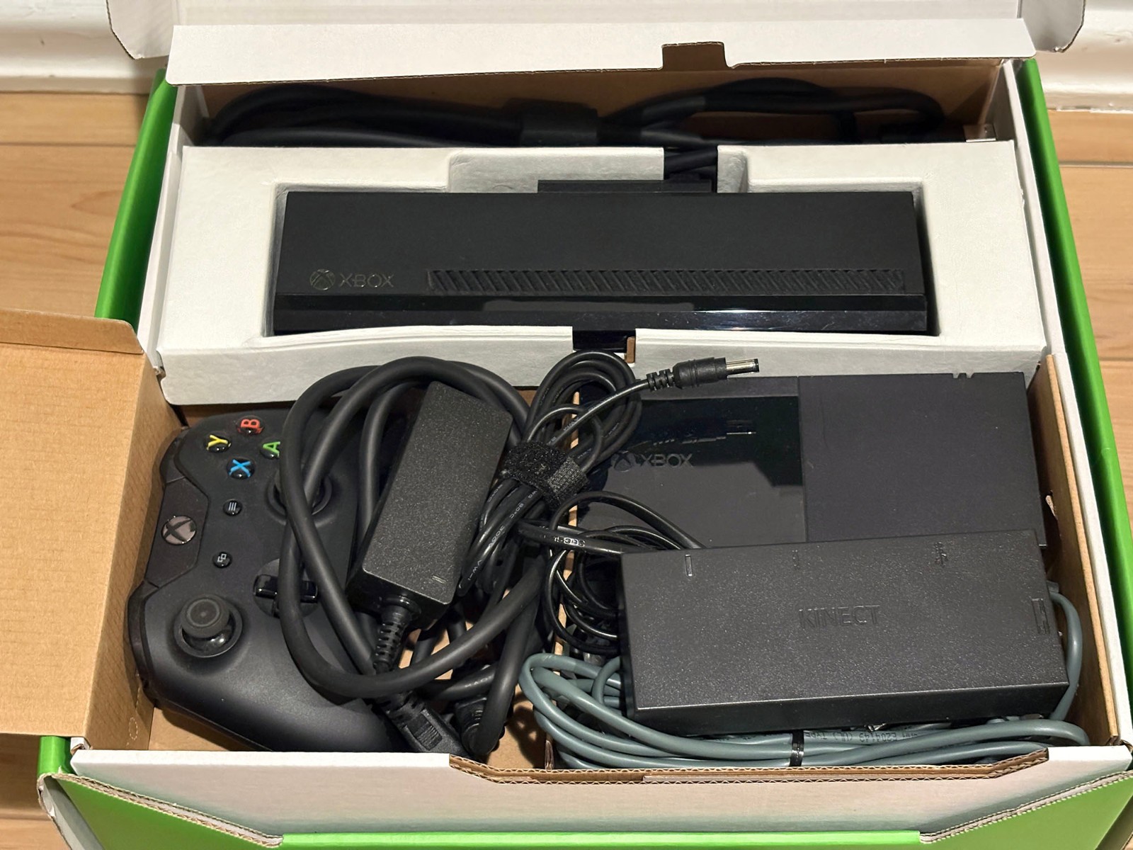 Xbox One 500GB Original Console Model 1540 / 1520 Kinect Camera Energizer Stand