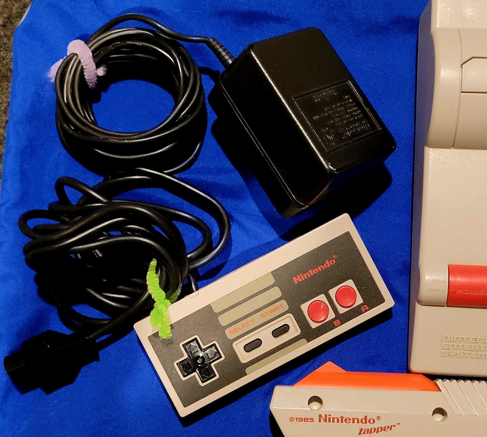 Nintendo Nes Top Loader Console Bundle 4 Games Two Controllers & One Zapper Gun