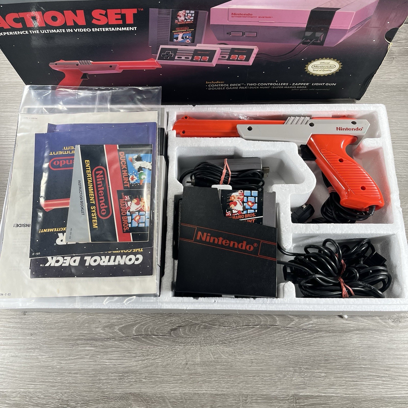 Nintendo NES Action Set Complete In Box Inserts Mario/Duck Hunt Tested