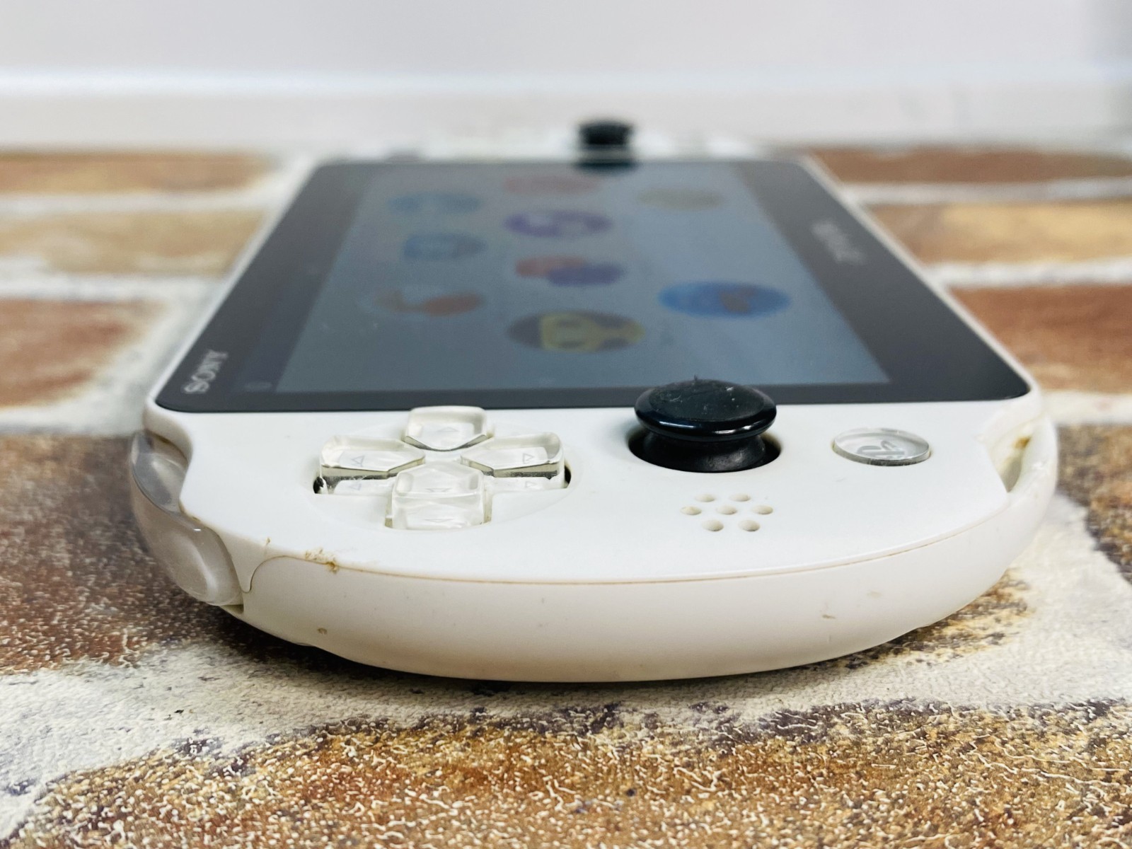 PS Vita Glacier White PCH-2000 SONY PlayStation Japan 8GB Charger 2 Games DDP