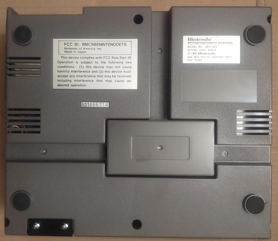 Nintendo Entertainment System NES Action Set *NO GAME* Clean Console, Accessorie