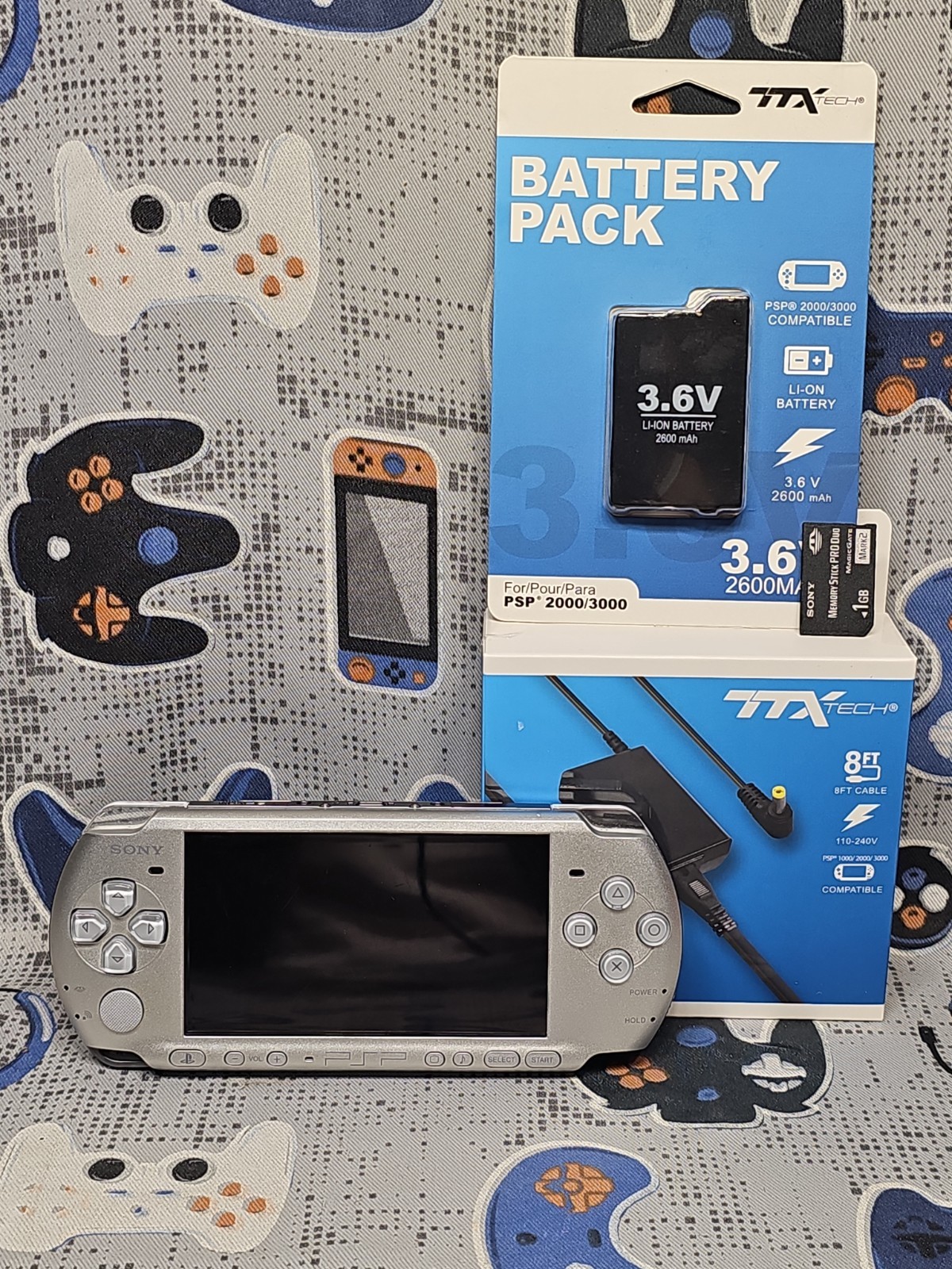 SONY PSP 3000 SILVER Console With 1GB MEM CARD/NEW BATTERY/NEW CHARGER TESTED