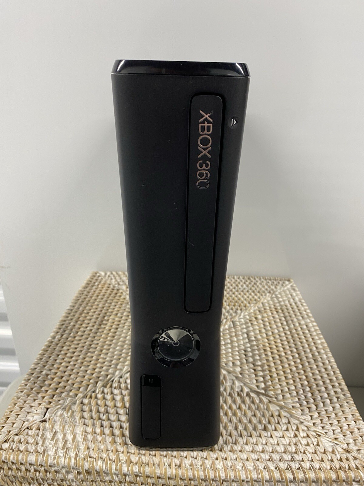 Xbox 360 4GB Console With Kinect Video Game System W / Box