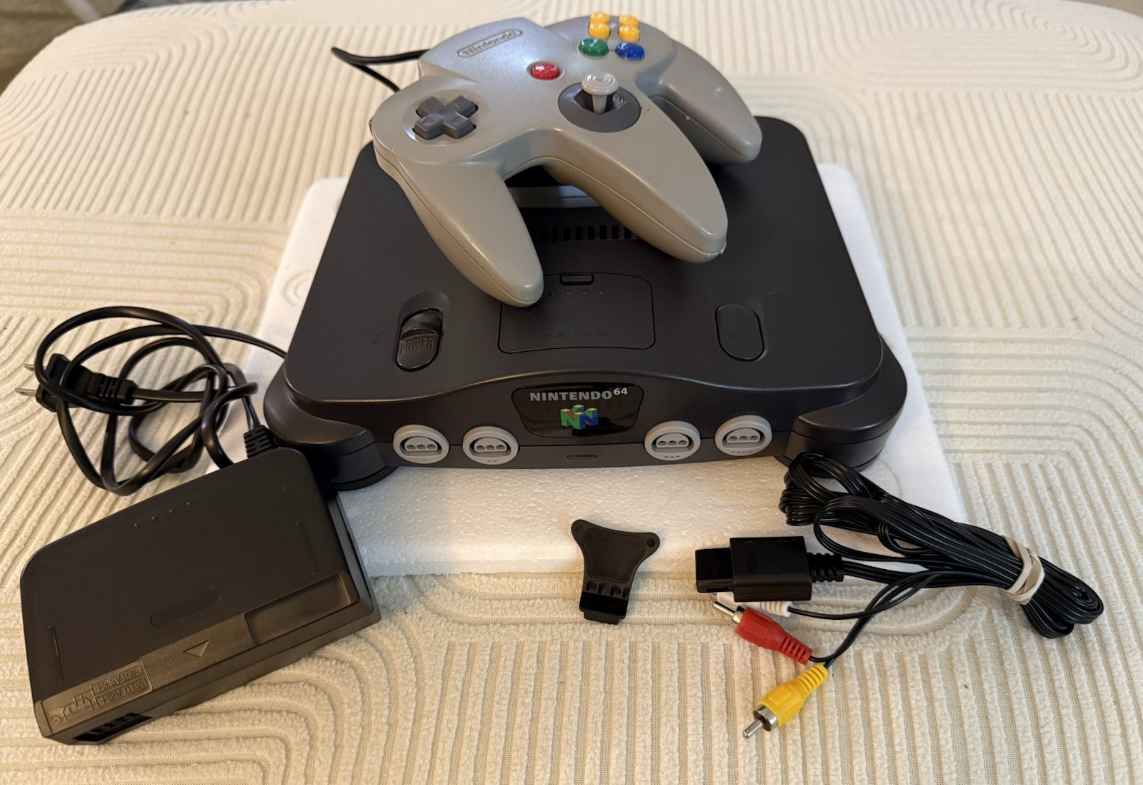 Nintendo 64 N64 Console Black/Gray NTSC-U/C w/ Controller, hookups & Jumper Pak